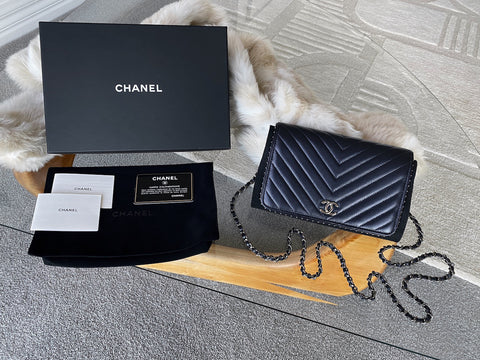 CHANEL　BLEU DE CHANEL 7割残り Chanel Midnight Blue Chevron Lambskin Side Studded Wallet on