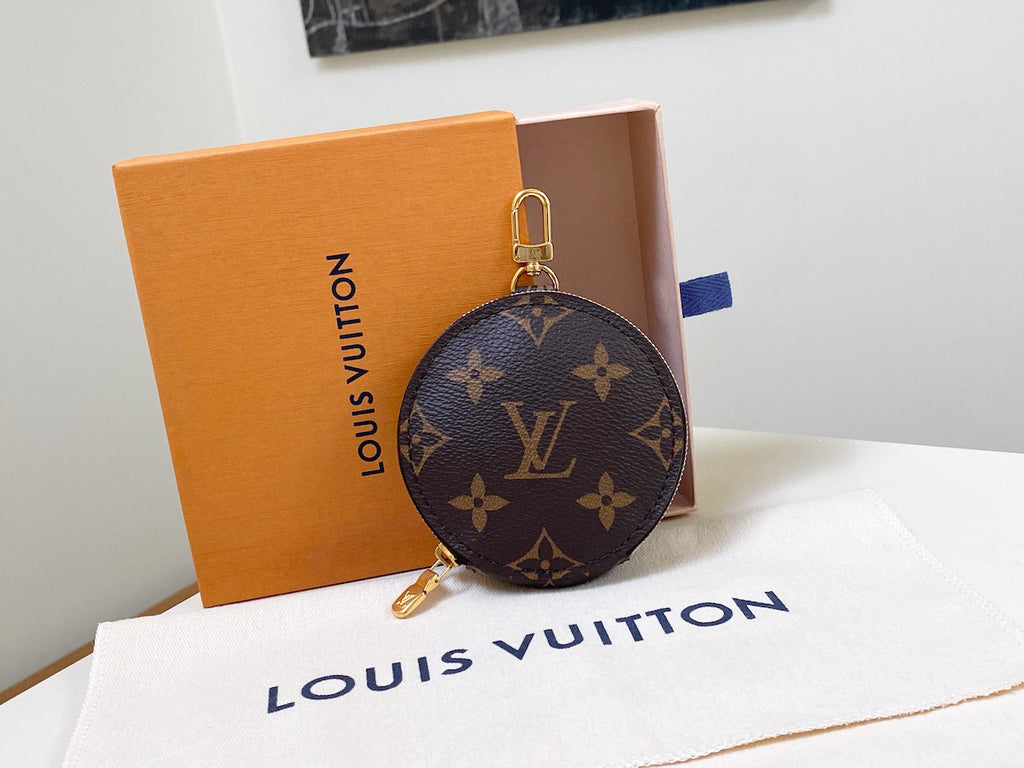 8 WAYS TO USE THE LOUIS VUITTON COIN PURSE - YouTube