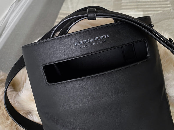 Bottega Veneta 2022 Nero Leather Messenger Bag