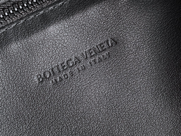 Bottega Veneta 2022 Nero Leather Messenger Bag