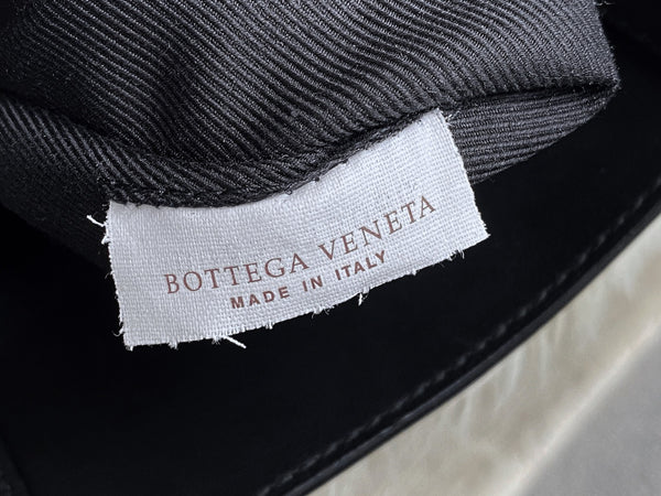 Bottega Veneta 2022 Nero Leather Messenger Bag