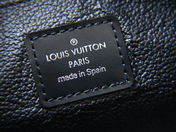 Louis Vuitton Taïga Toulouse Toilette PM Gris Ardoise