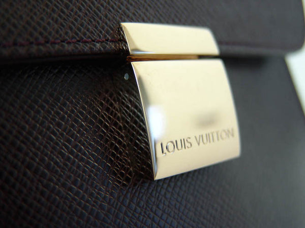 Louis Vuitton Taiga Serviette Khazan 1 Soufflet